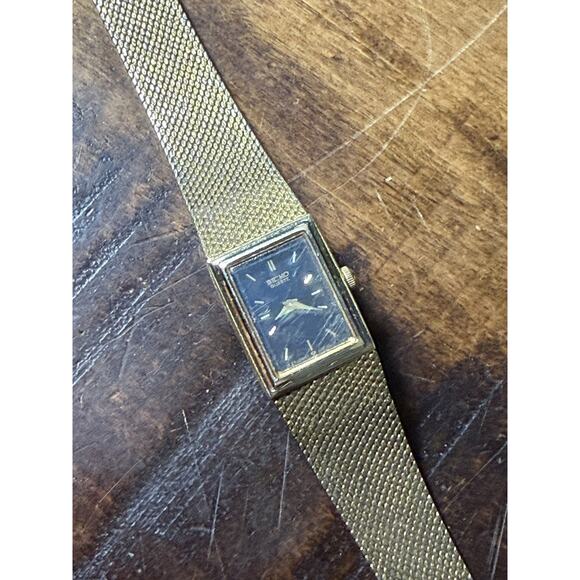 Vintage Seiko Quartz Ladies Watch Gold Tone Rectangle Black Dial Mesh Band main image 4